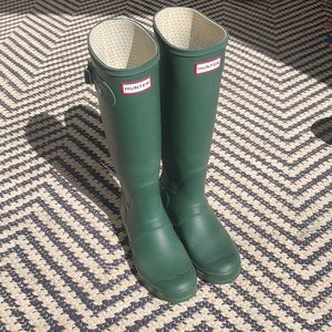 Good used condition original tall Hunter rain boot